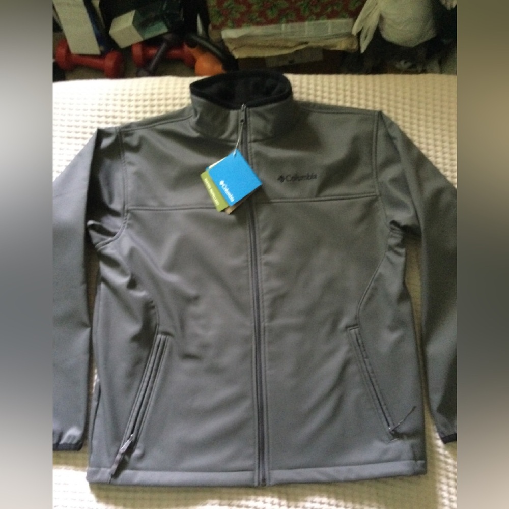 Mens Columbia Summit View soft shell front zip 100% polyester waterproof jacket.